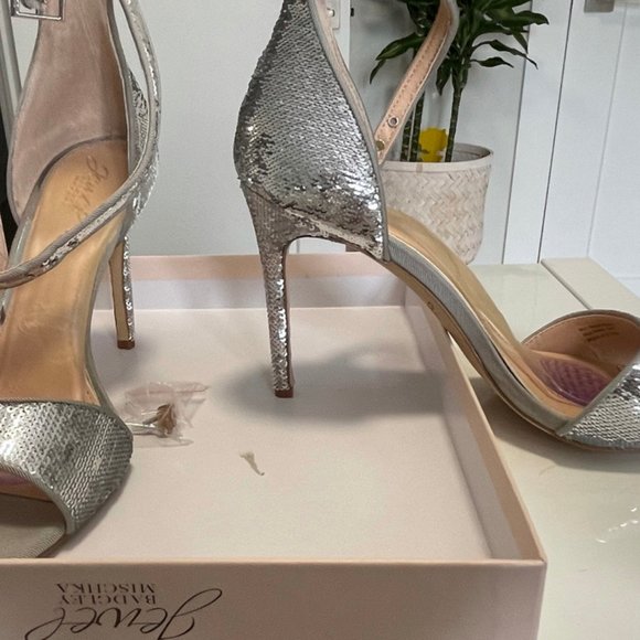 Gorgeous Silver Sequin Pumps Badgley Mischka - Picture 7 of 7